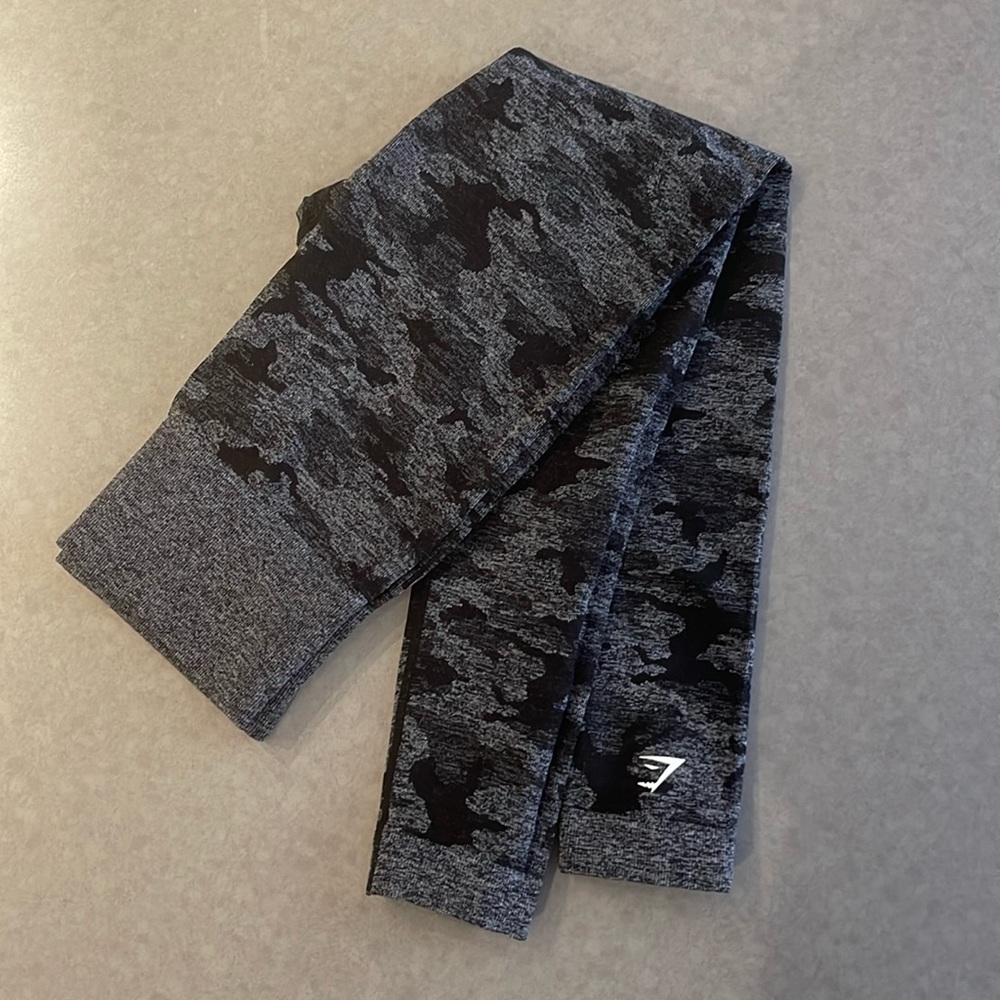 GYMSHARK camo leggings. SMALL. Black/gray. Slight booty scrunch.
